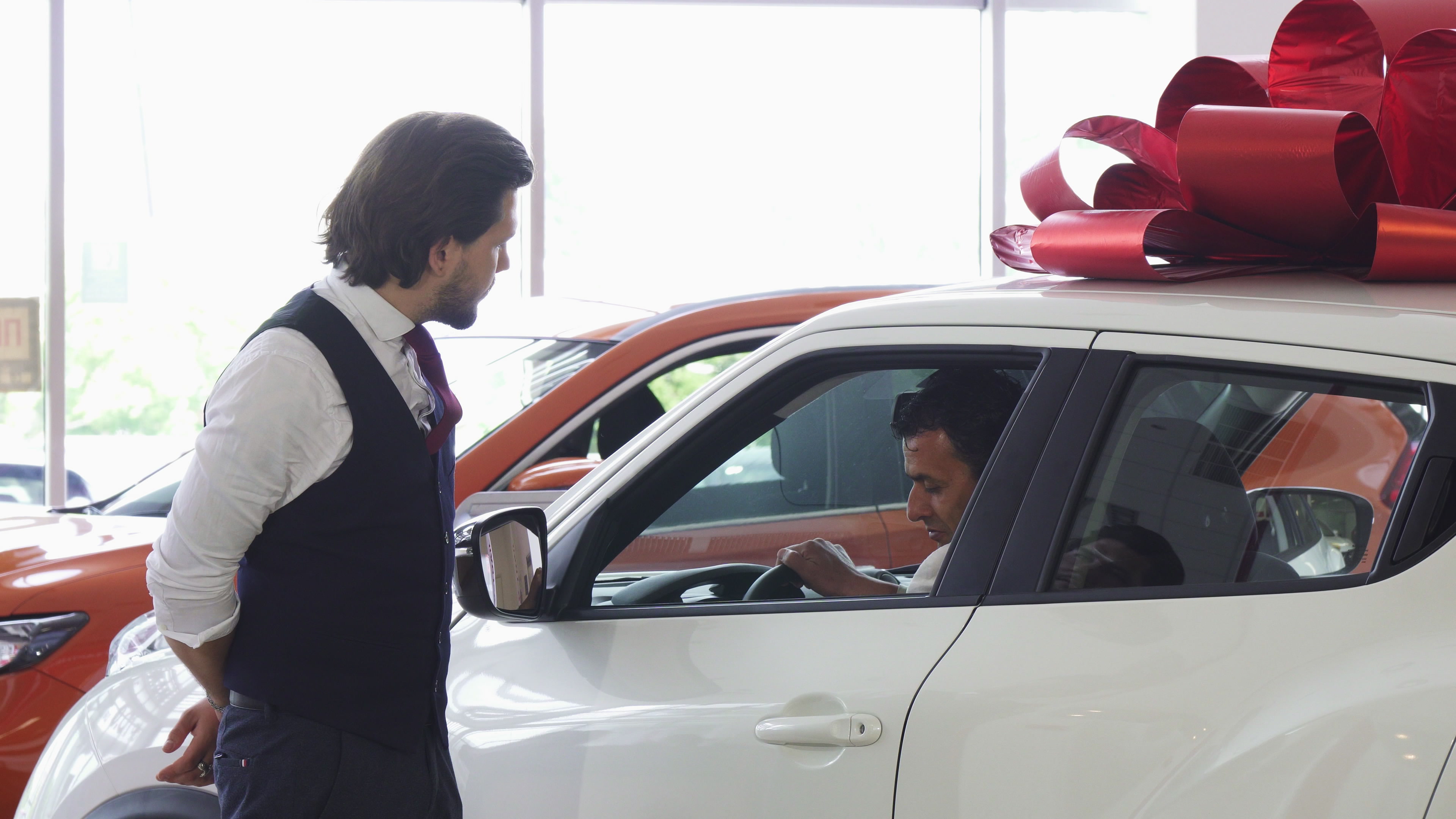 하이브리드 차량을 타보고있는 사람