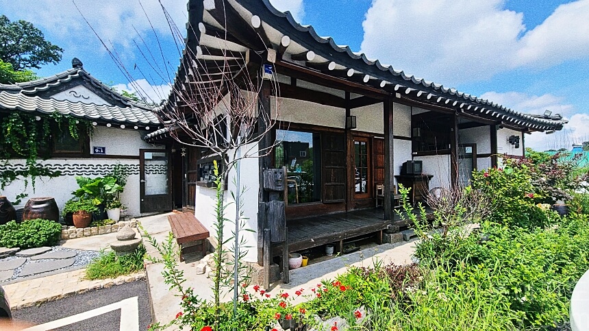 이당-비스트로-한옥-레스토랑-입구