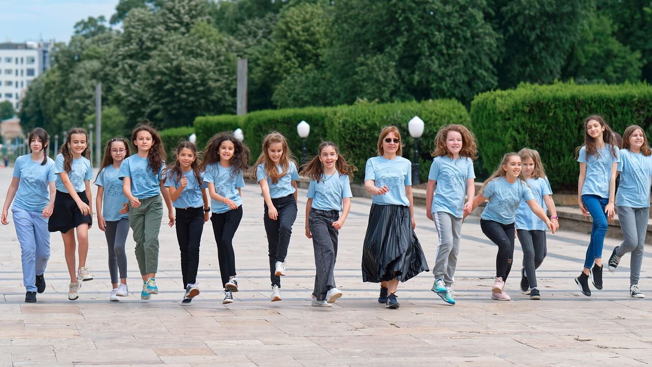 여학생들이 걸어가고 있습니다