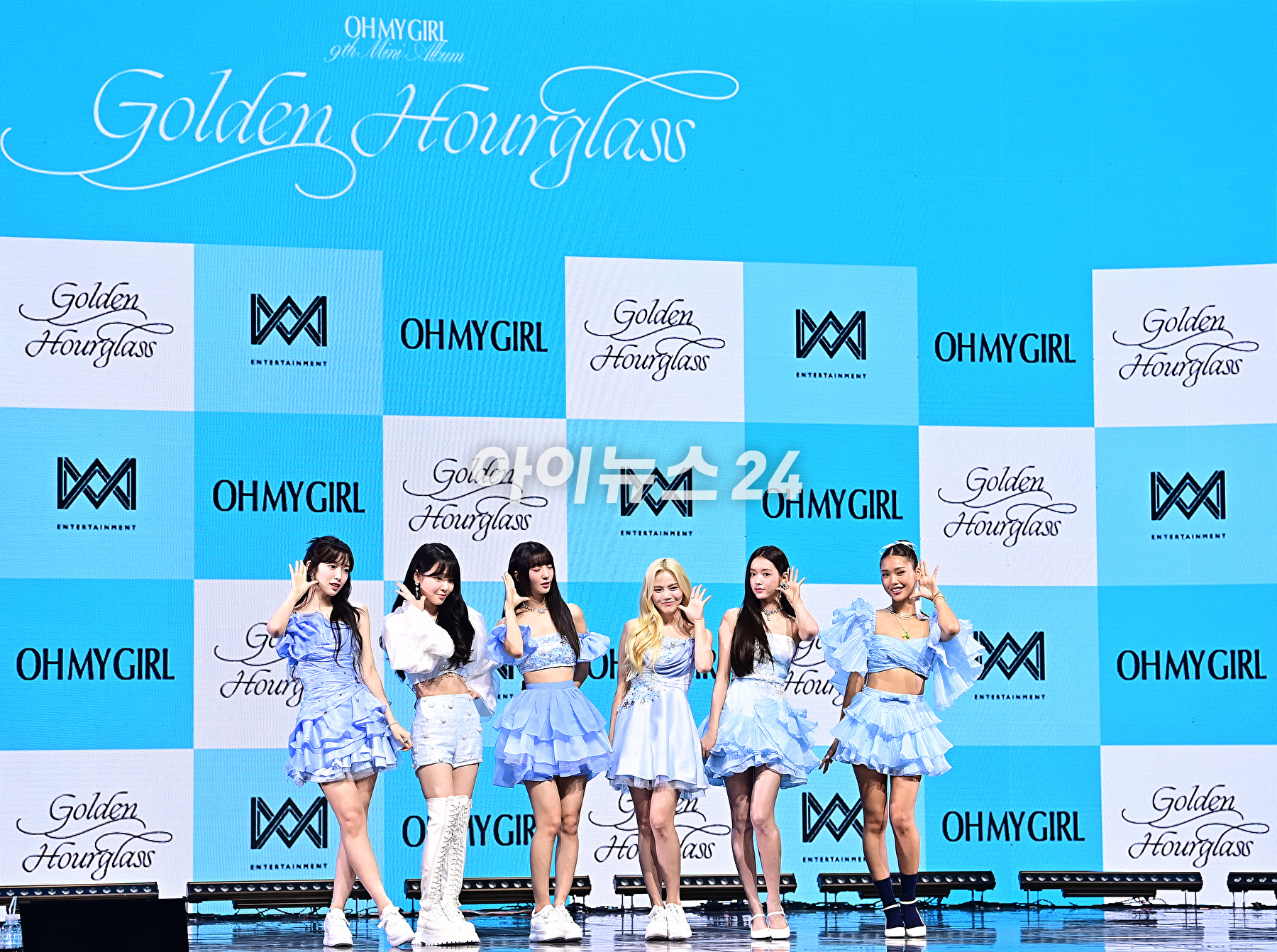 그룹 오마이걸이 24일 오후 서울 광진구 예스24라이브홀에서 진행된 아홉 번째 미니 앨범 &#39;골든 아워글래스&#39;(Golden Hourglass) 발매 기념 쇼케이스에서 무대를 선보이고 있다. [사진=곽영래 기자]