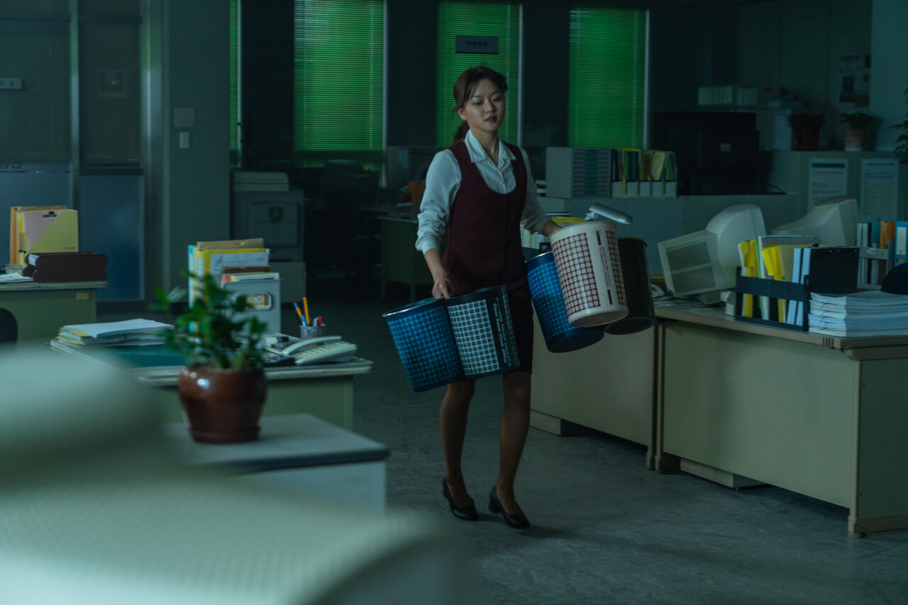 쓰레기통을 옮기고 있는 삼진그룹 여직원