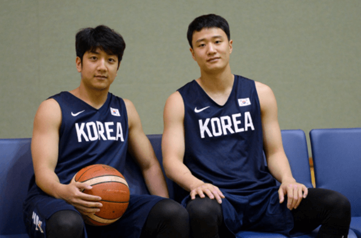 허훈과-친형-허웅이-국가대표-유니폼을-입고-찍은-사진