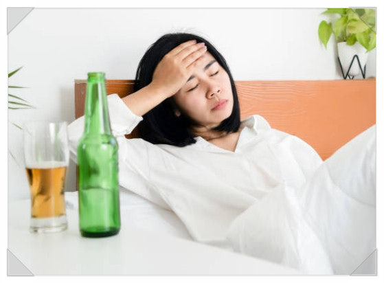 숙취로 인해 두통이 있는걸 표현한 사진