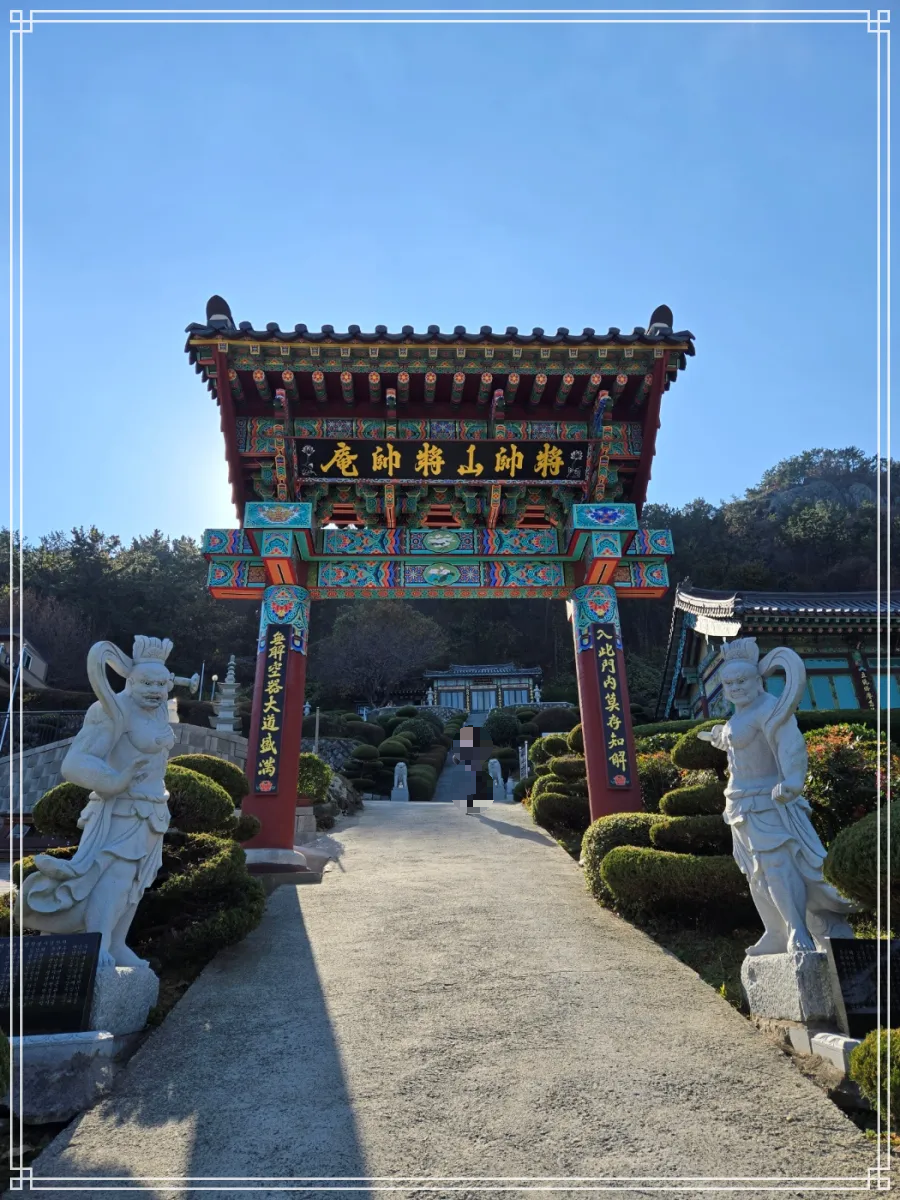 창원-장수암-금강역사상이-좌우로-서있고-가운데-일주문과-일주문-사이로-보이는-전각