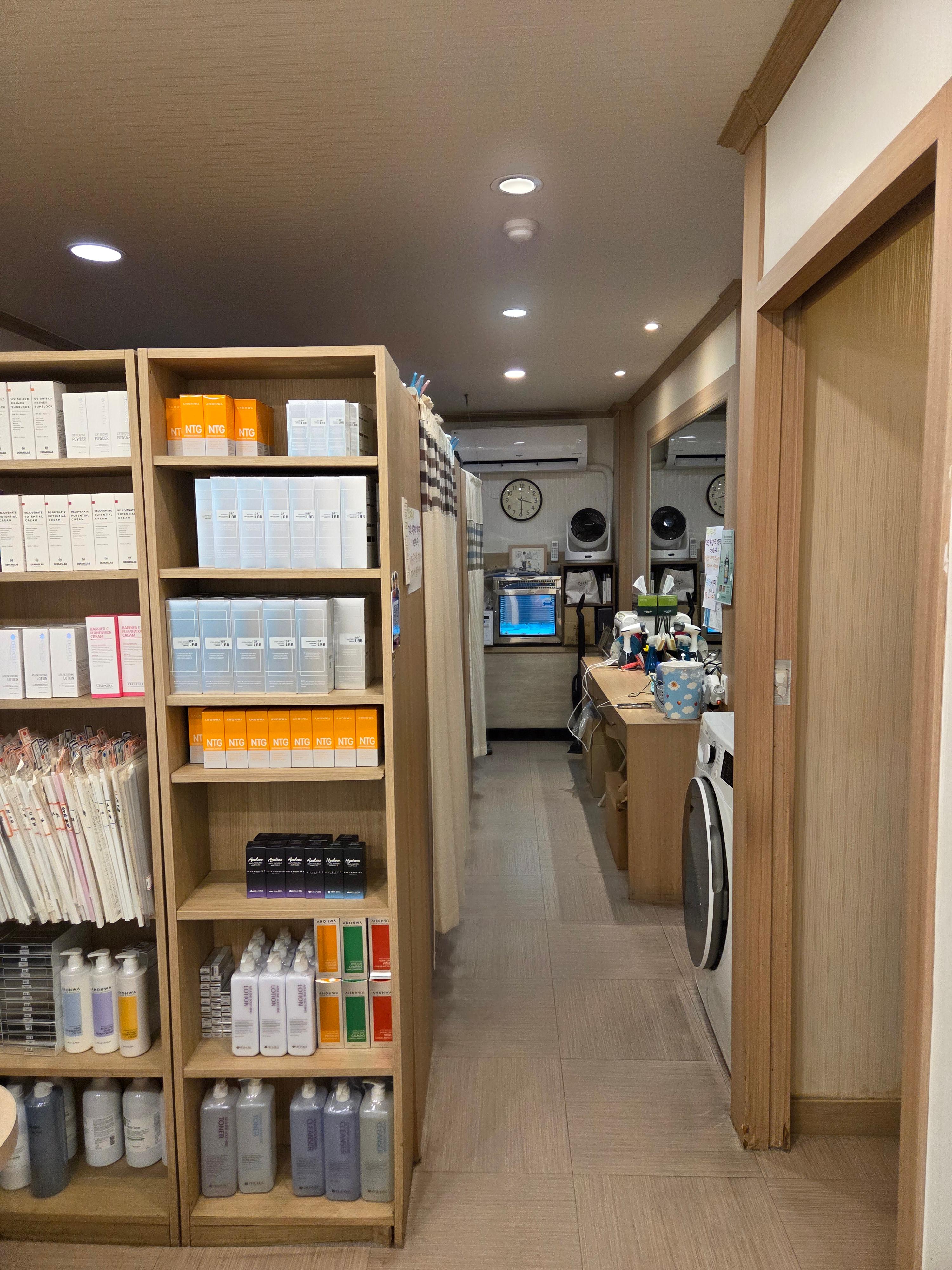 황현주 스킨케어 내부 선반에 진열된 다양한 브랜드 스킨케어 제품과 정돈된 관리용품