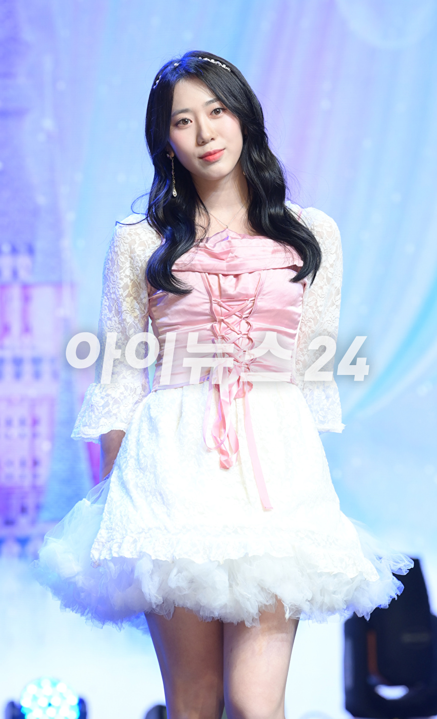 그룹 아일리원 엘바가 5일 서울 강남구 청담동 일지아트홀에서 열린 아일리원(ILY:1) 첫 번째 미니앨범 'A DREAM OF ILY:1(어 드림 오브 아일리원)' 쇼케이스에 참석해 포토타임을 갖고 있다. [사진=정소희 기자]