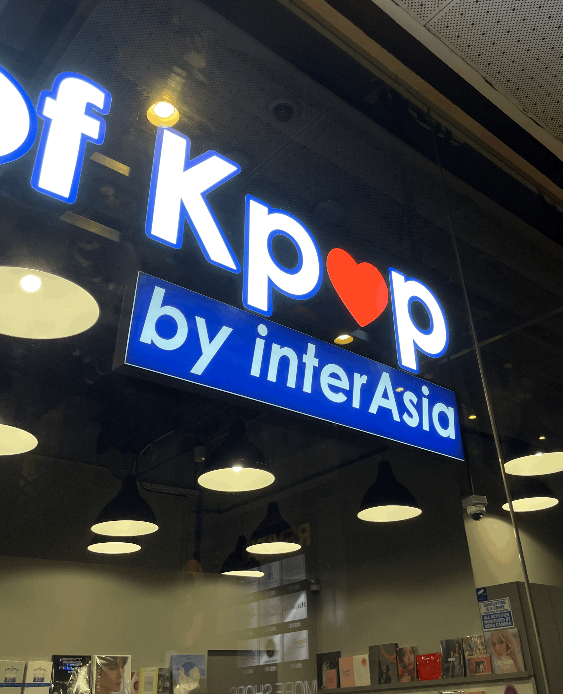 케이팝 매장 간판을 찍은 사진