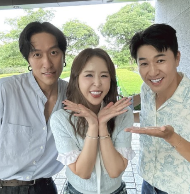 코요태 멤버들과 함께한 신지