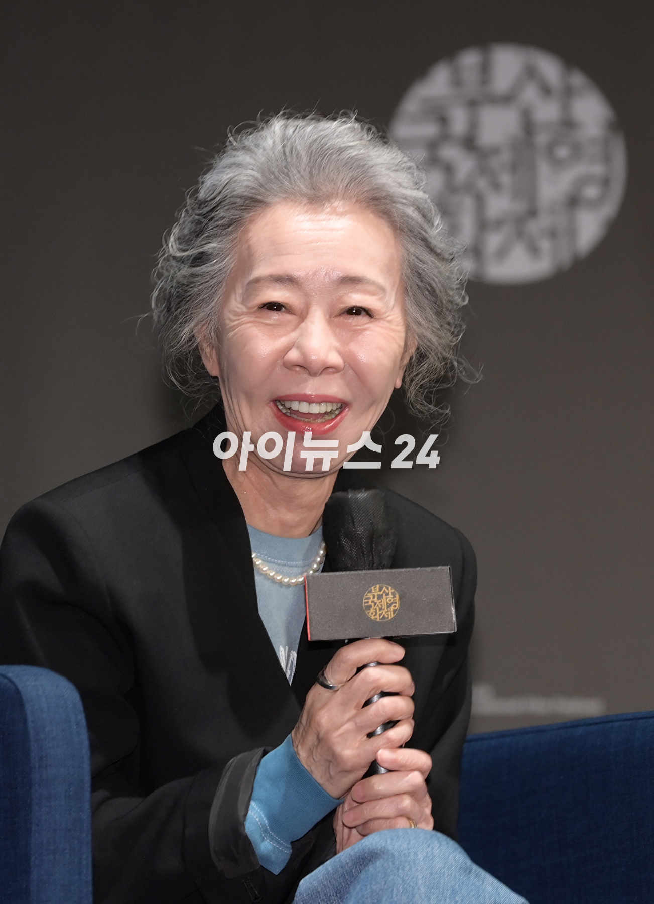 배우 윤여정이 6일 오후 부산광역시 해운대구 영화의전당에서 진행된 제28회 부산국제영화제 액터스하우스에 참석하고 있다. [사진=정소희 기자]