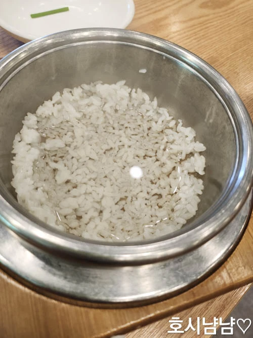 남원추어탕 돌솥에 물 부어 누룽지 준비하는 과정