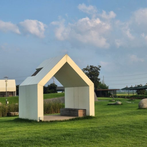 신리성지 감성 포토존 하얀 구조물 쉼터와 푸른 잔디밭 전경