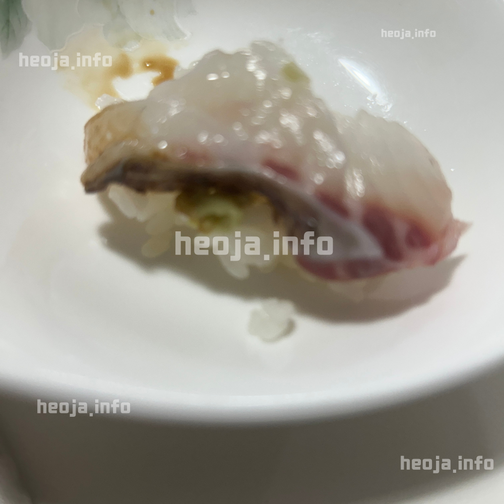 두툼하게 썰린 이마트 광어회와 지느러미 부위를 확인하는 모듬회 사진