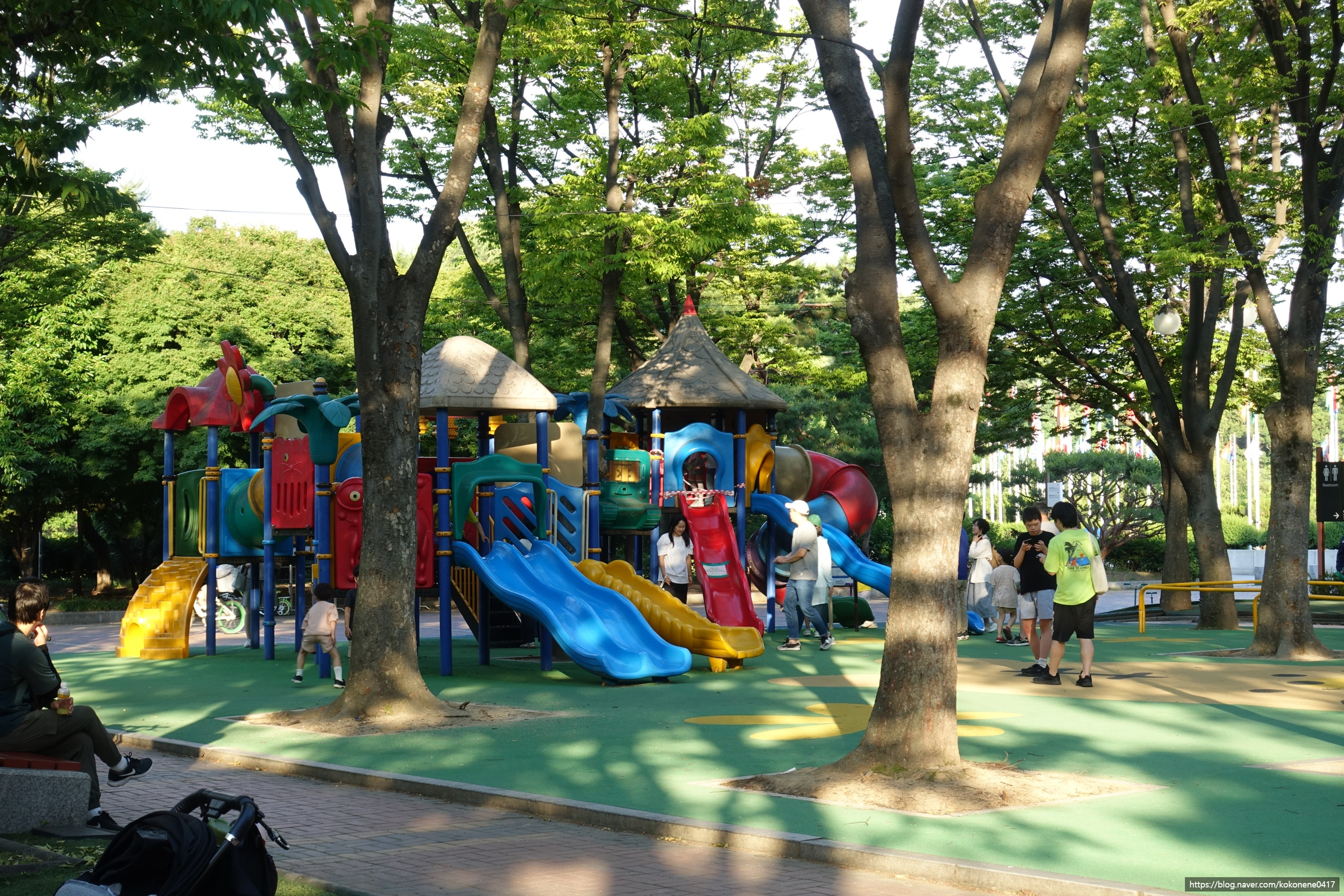 서울 아빠가 직접 골라본 아이와 가기 좋은 놀이터 TOP 7 (4세&middot;6세 두 아이 데리고 다닌 후기) - 실사용 장면