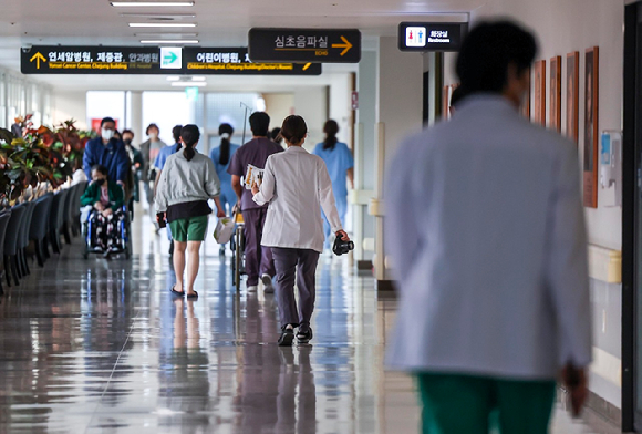 세브란스병원 등 연세대 의과대학 수련병원 교수 약 1300명이 오는 30일 외래진료&middot;수술 중단에 이어 내달까지 주 1회 휴진을 이어가겠다고 밝혔다. 사진은 본 기사와 무관한 이미지로 서울시내 대학병원에서 의료진이 이동하고 있는 모습. [사진=뉴시스]