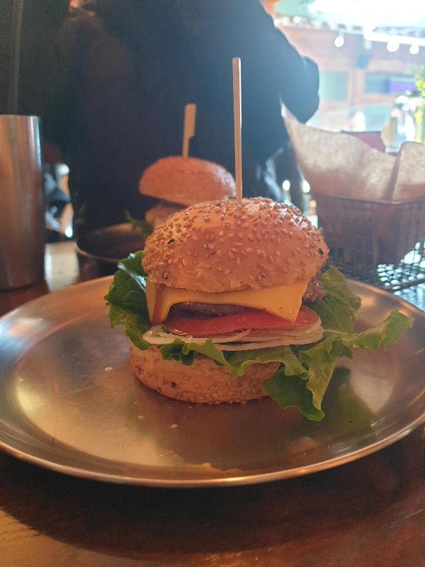 버거 2개가 앞 뒤로 놓여있다. 속이 가득한 버거를 막대기를 꽃아 속을 고정했다.