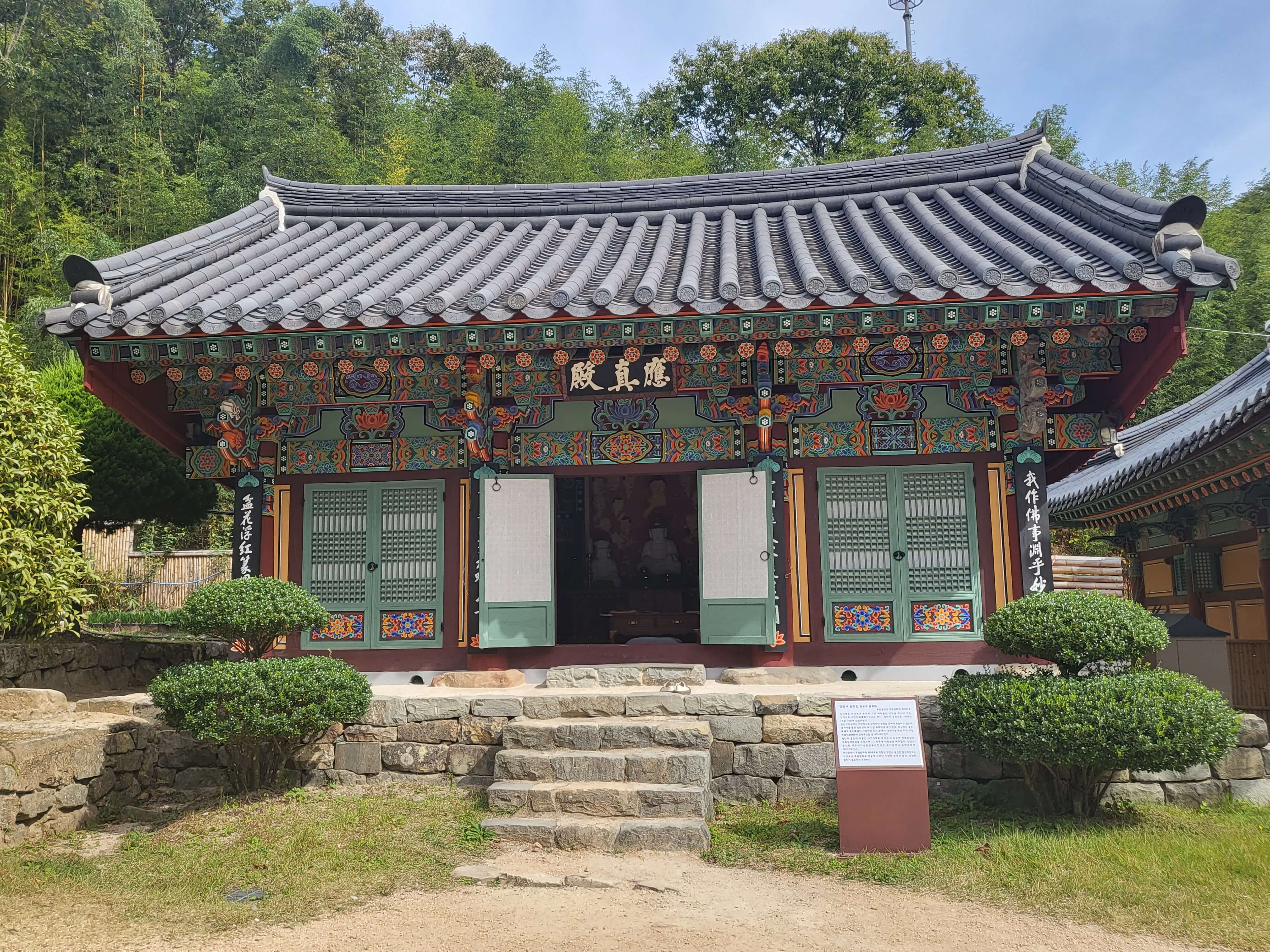 천년 고찰 장안사&amp;#44; 둘레 길을 따라 올라가면 운치 있는 백련암과 절벽 같은 곳의 척판암