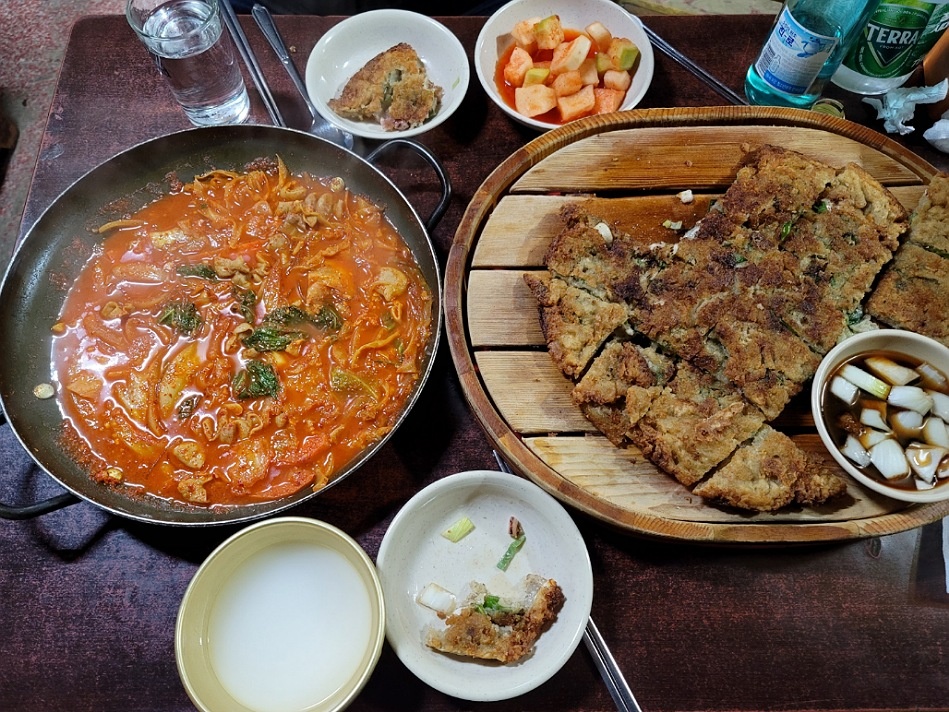 낙서파전에서-주문한-메뉴들을-보여주는모습
