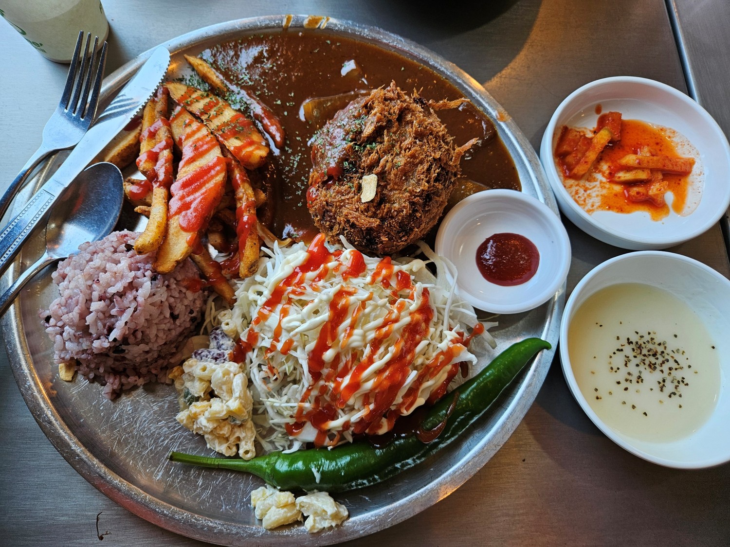 부산 9대 맛집인 '고관함박'에서 파는 '고관까스'가 테이블 위에 올려져 있는 모습