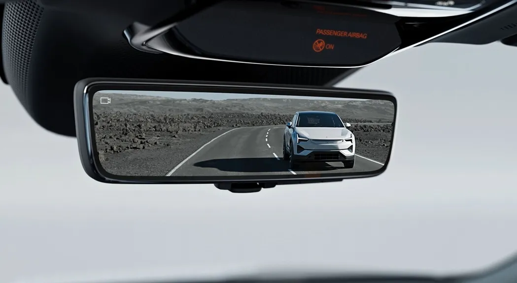 폴스타4 백미러 2가지 버전 중 후방 영상을 보여주는 이미지
