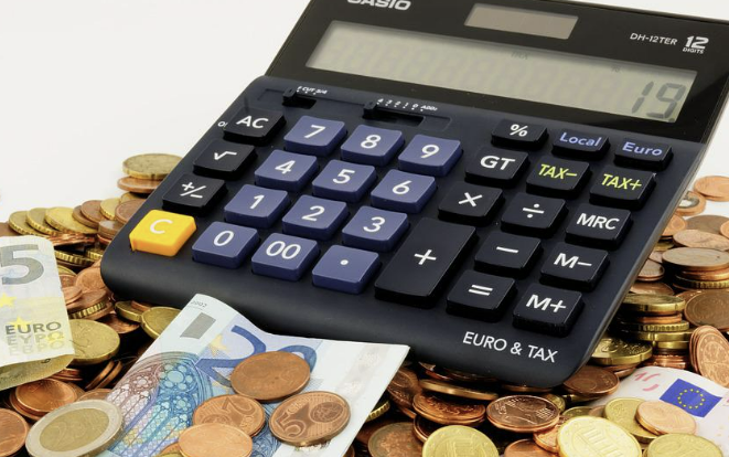 동전위과 지폐위에 계산기