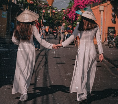 베트남 호이안 손잡고 걸어가는 여인둘