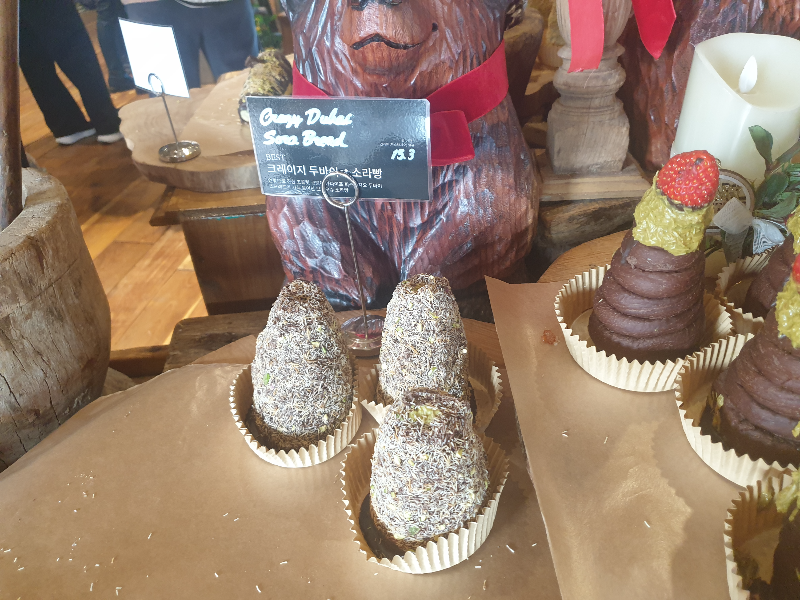 왼쪽 두바이 소라빵과 오른쪽 딸기 두바이 소라빵