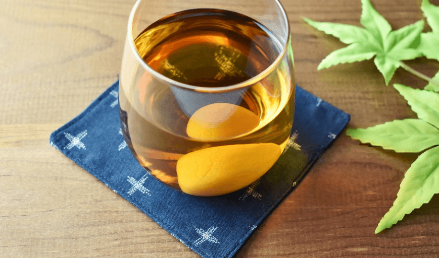 이석증에 좋은 음식 매실을 주스로 만들어 컵에 담았다