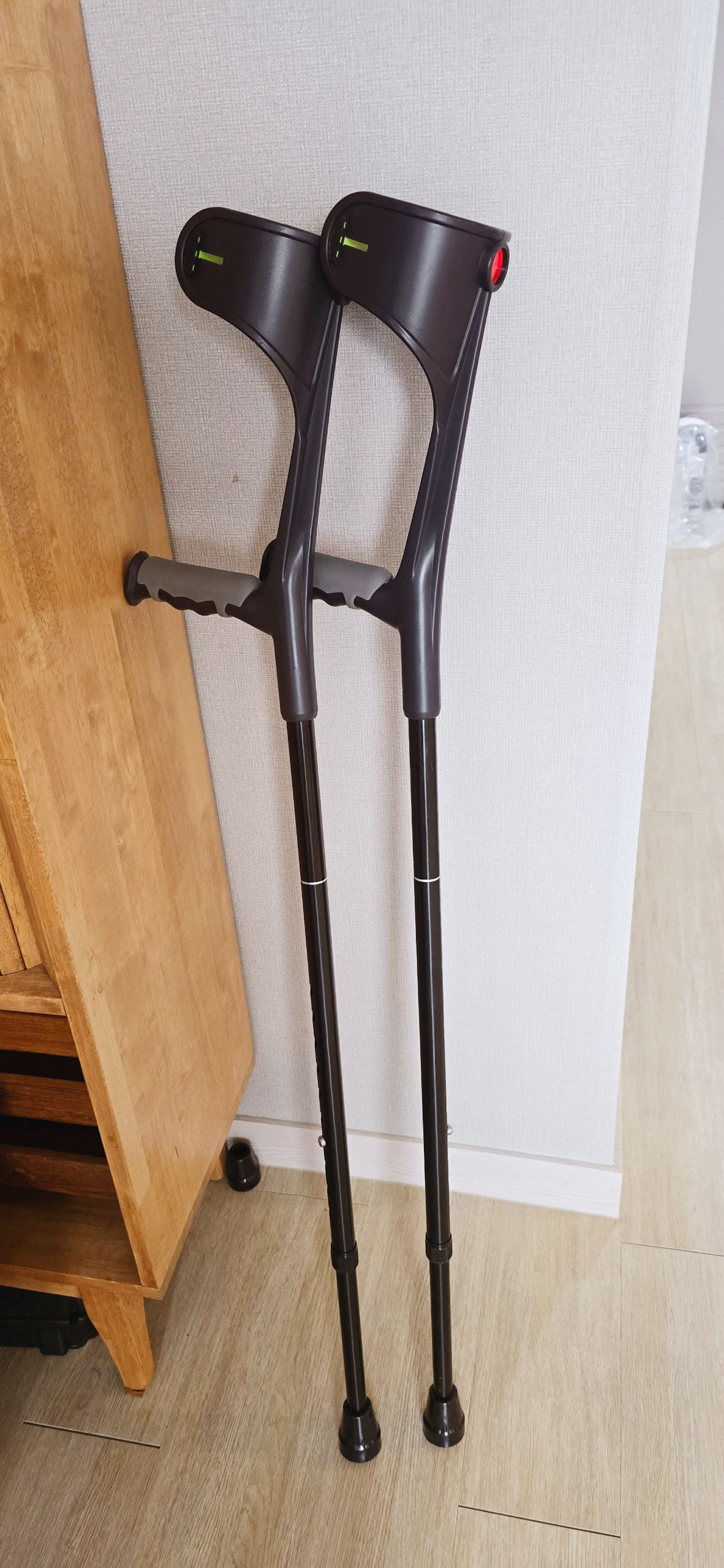 수술 후 재활 초기 단계에서 사용한 검은색 포아암 목발