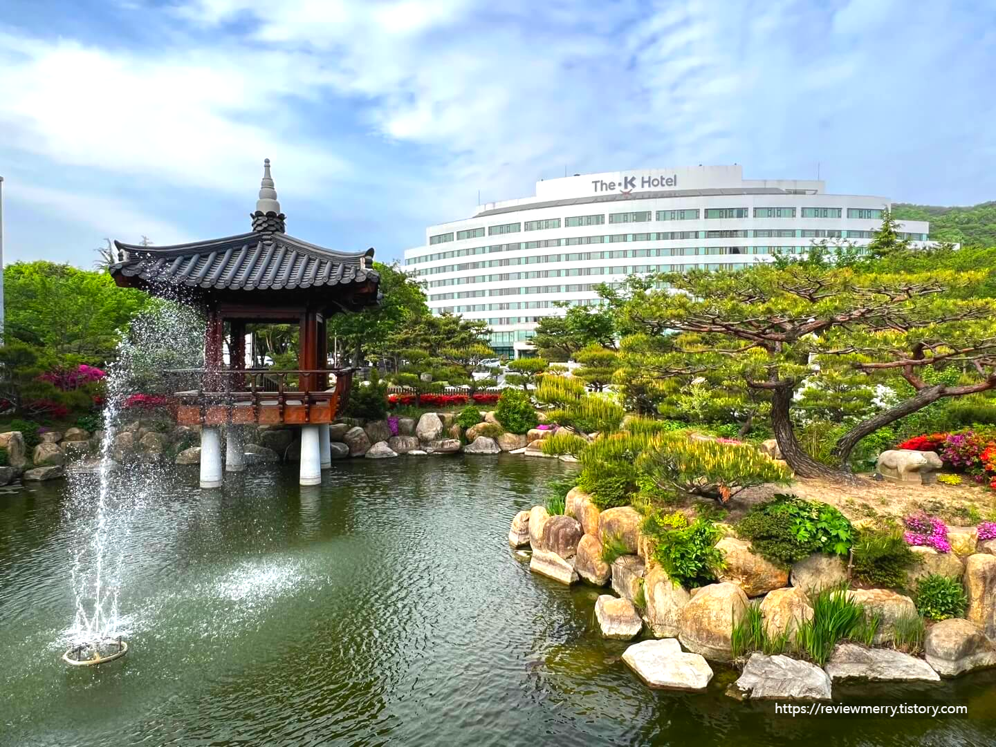 좌측 연못 사진