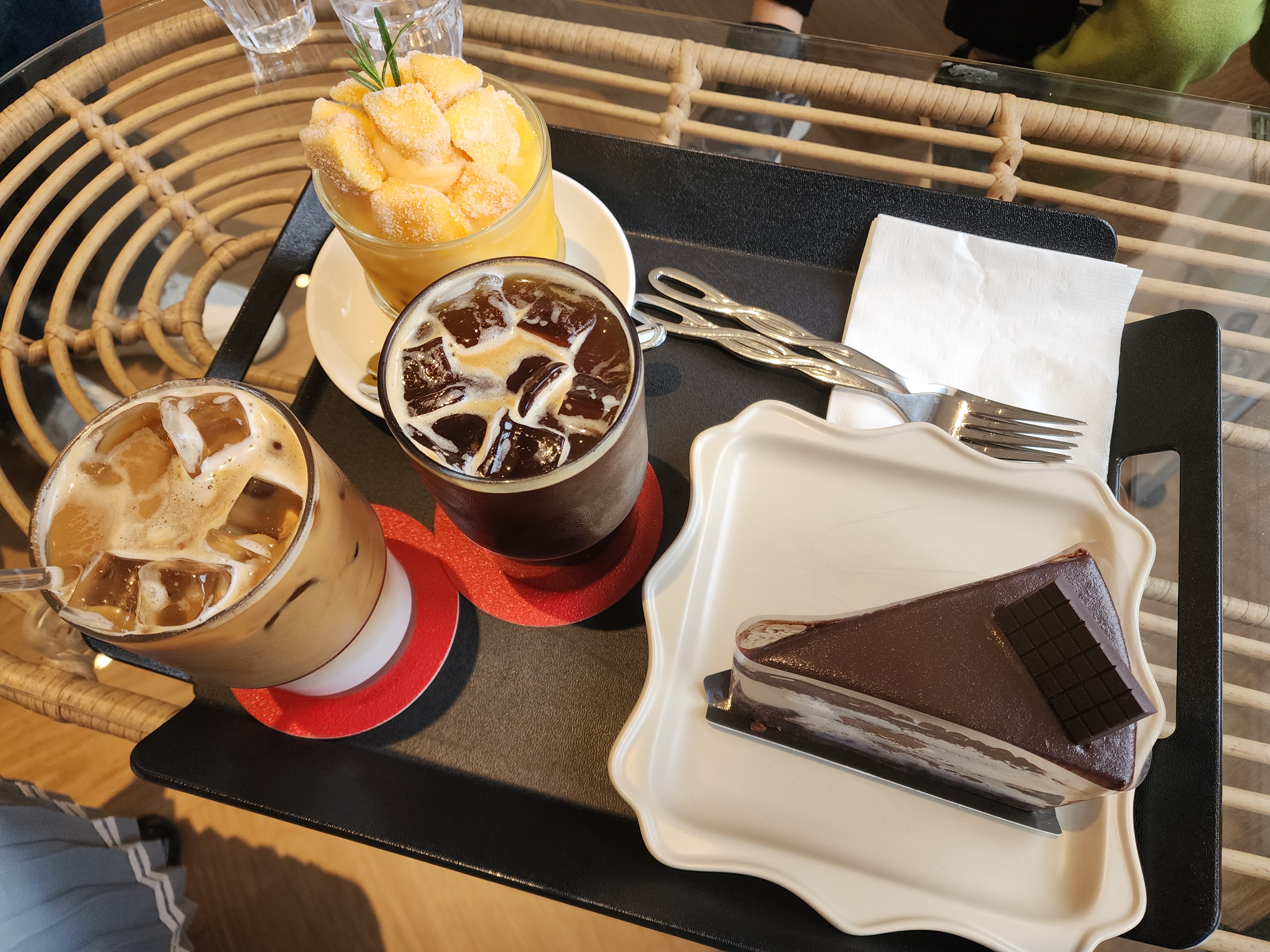 아메리카노&#44; 카페라떼&#44; 망고 패션 후르츠 스무디&#44; 초콜릿 케이크