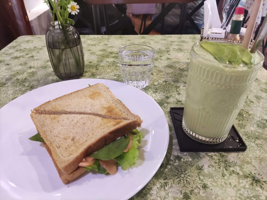 다낭 푸나 카페 연어 샌드위치 아보카도 스무디