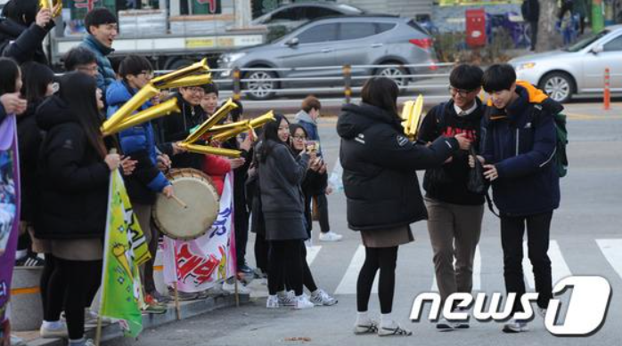 시험장에 들어가는 수험생들