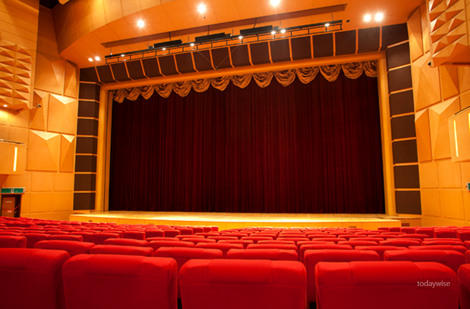 한전아트센터 1층 우측 장애인석앞 32번 자리에서 무대를 바라본 공연장 모습