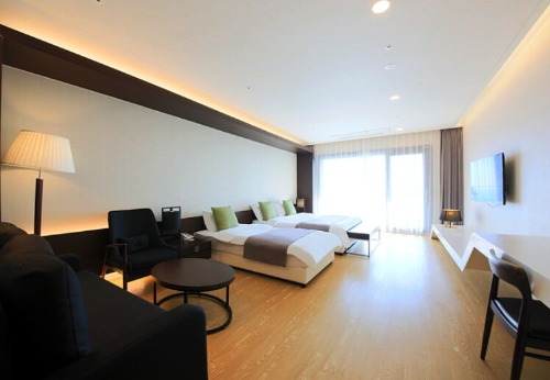 더큐브리조트 제주 객실 패밀리 트윈 침실겸 거실