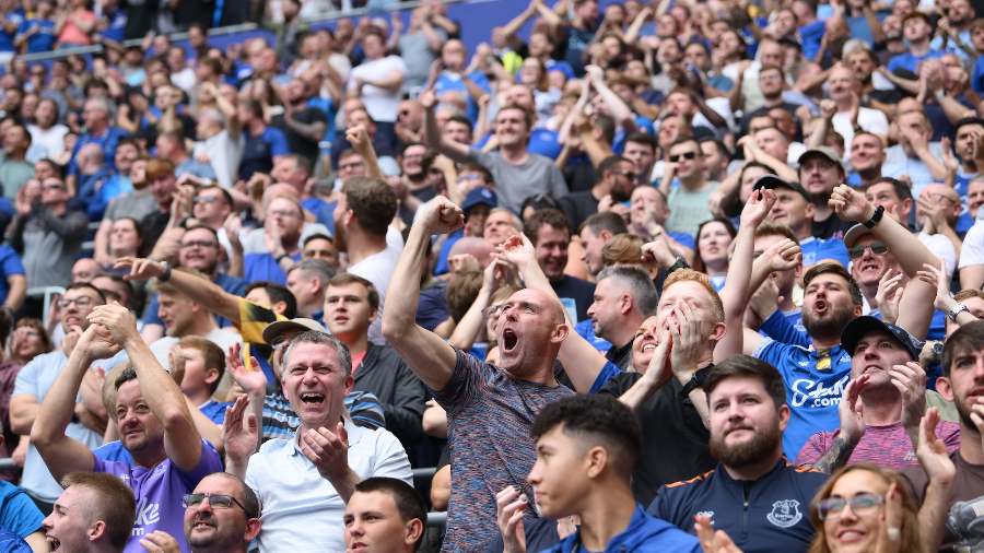 환호하는 에버튼 팬들