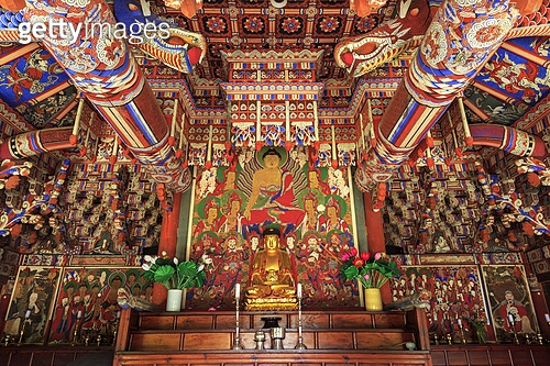 청암사 대웅전 불상