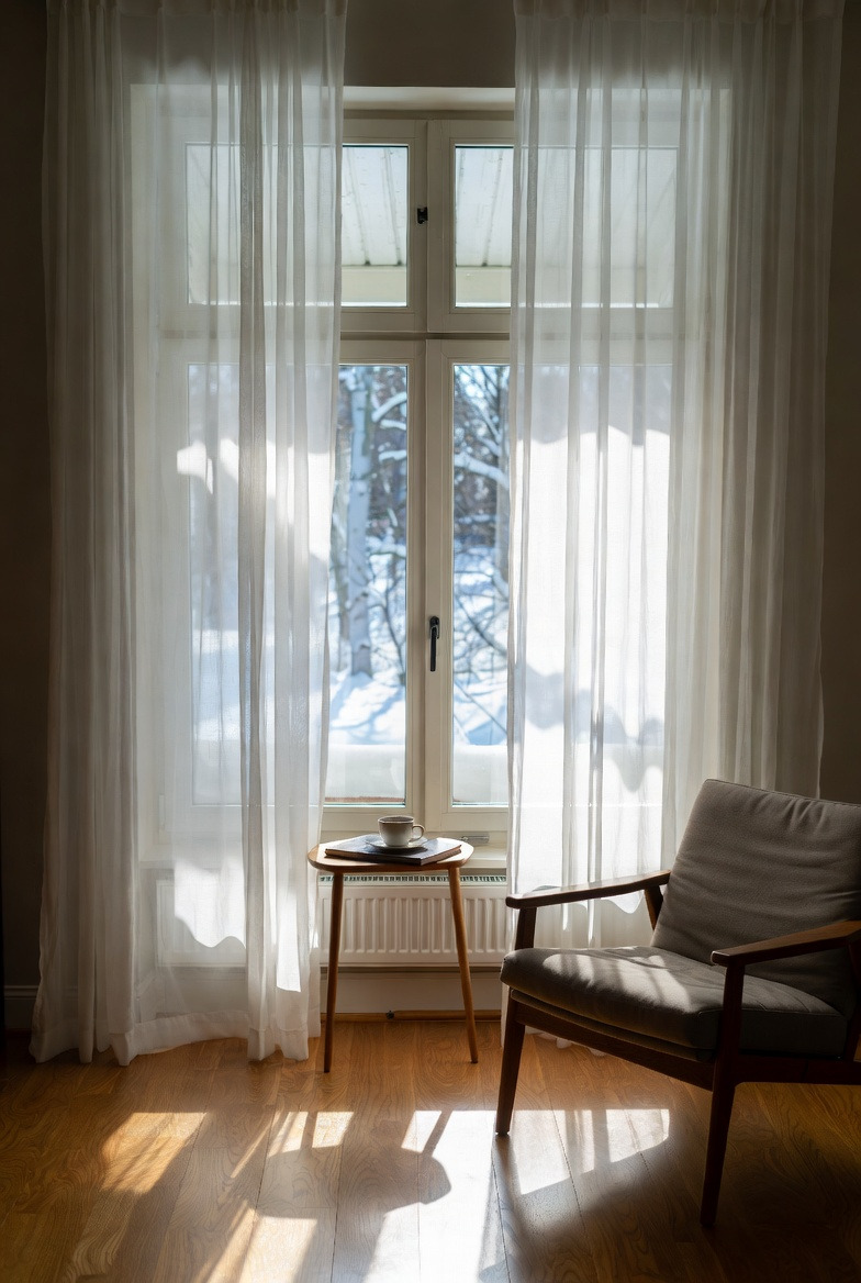 눈 내린 창밖 풍경과 따뜻한 실내 공간 모습