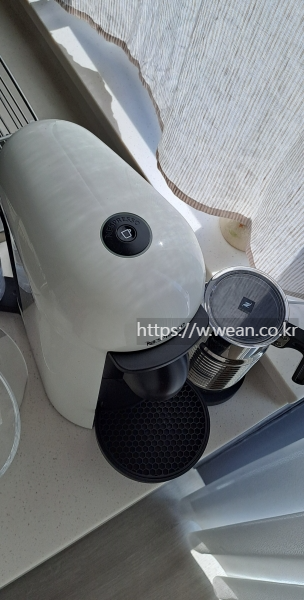 네스프레소 머신 윗부분