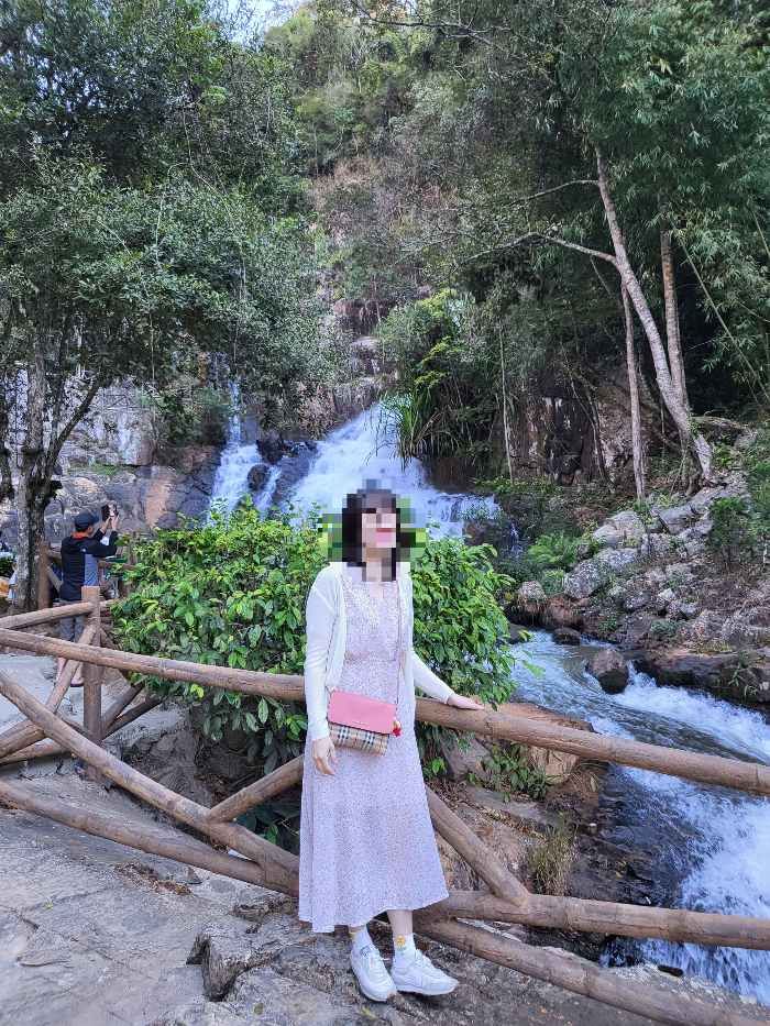 달랏 따딴라폭포를 배경으로