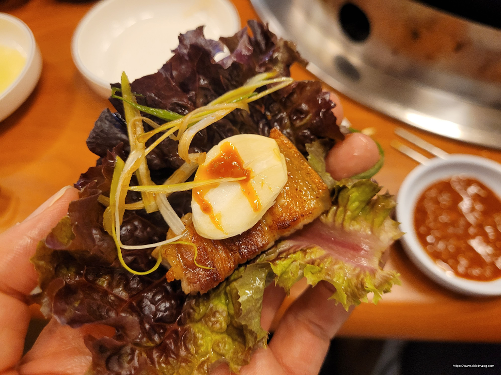 마늘과 파채를 올린 삼겹살 쌈