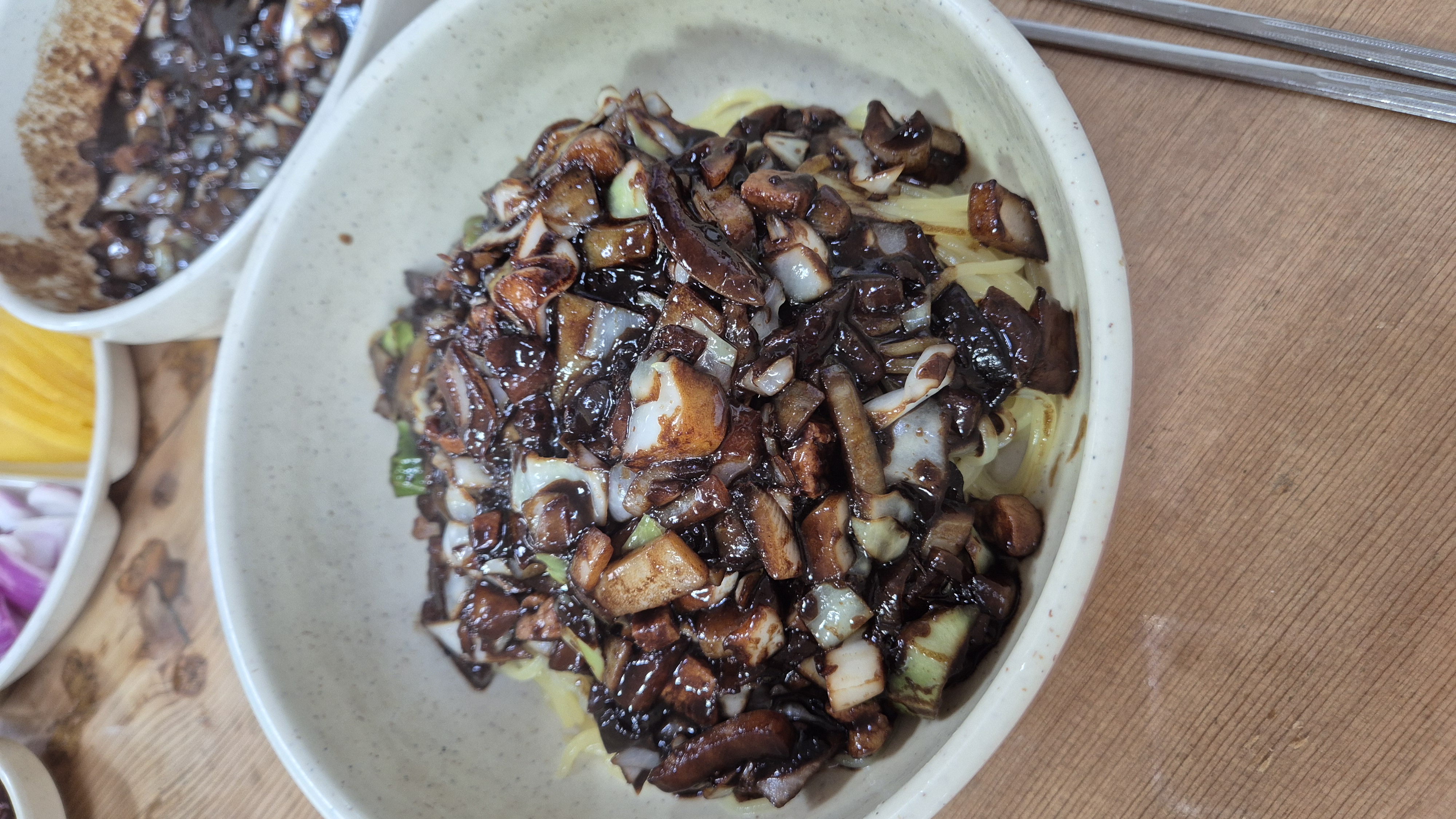 일운반점 간짜장 춘장 듬뿍