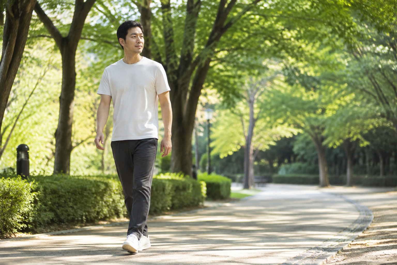 현재 체력에 맞춰 공원에서 가볍게 걷는 성인