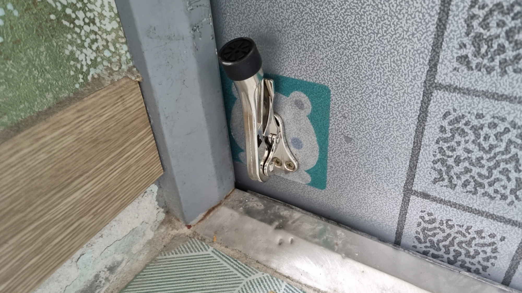 현관문 자동 스토퍼 설치 모습