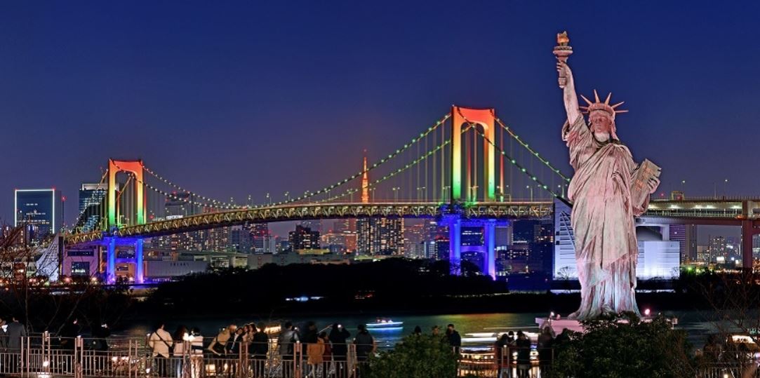 일본 오다이바 레이보우 브릿지 전경 사진