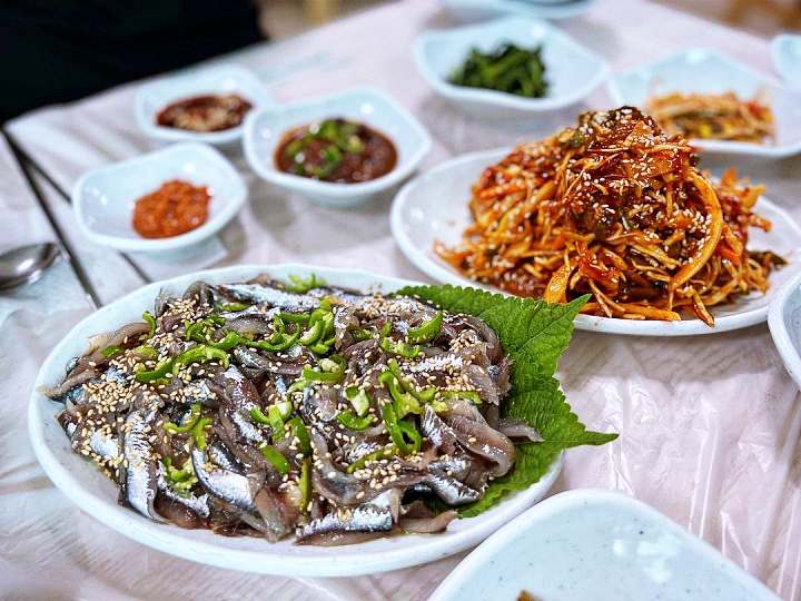 식객 허영만 백반기행 조성모 편 생 멸치회 정식 정성가득 계란말이 반찬 경주 맛집 소개