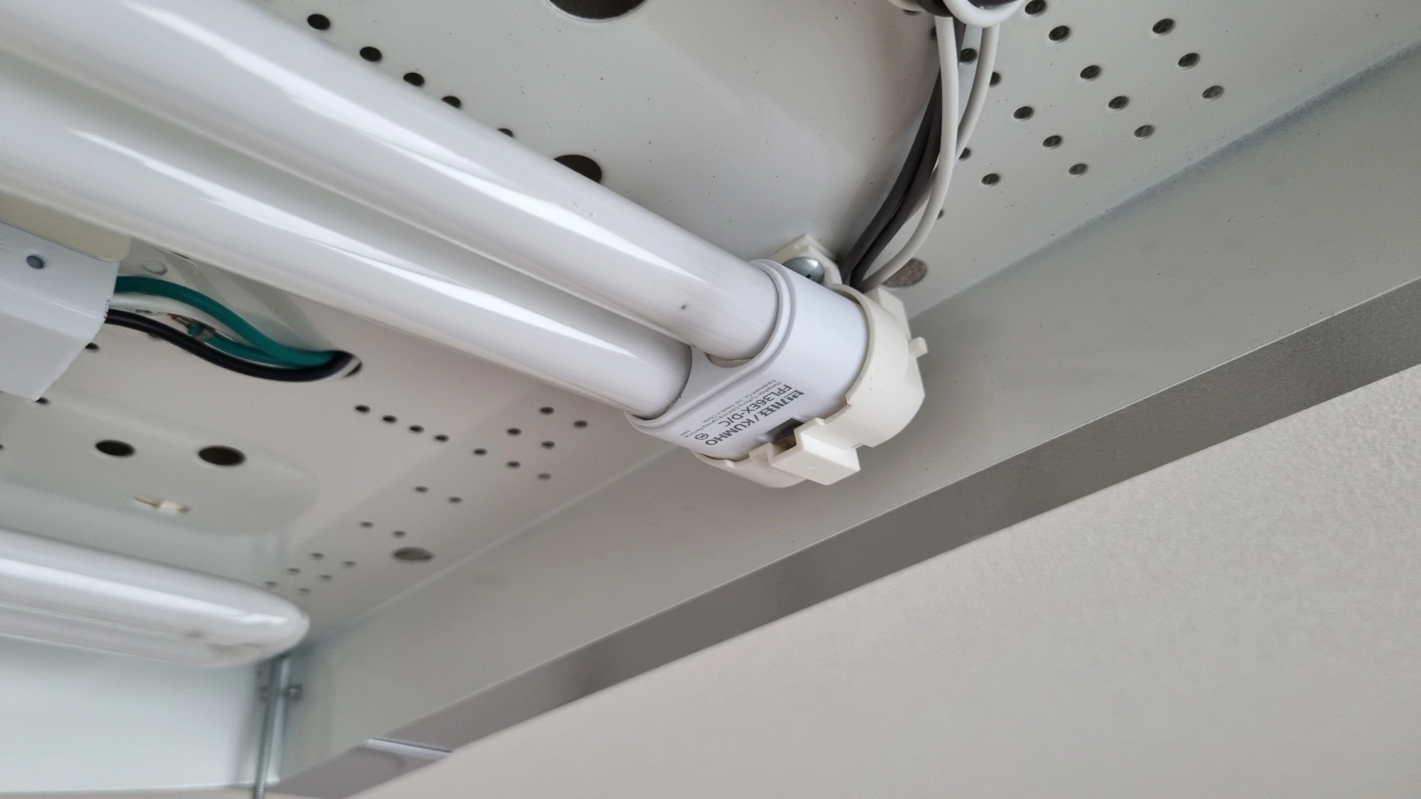 삼파장 램프 끼운 모습