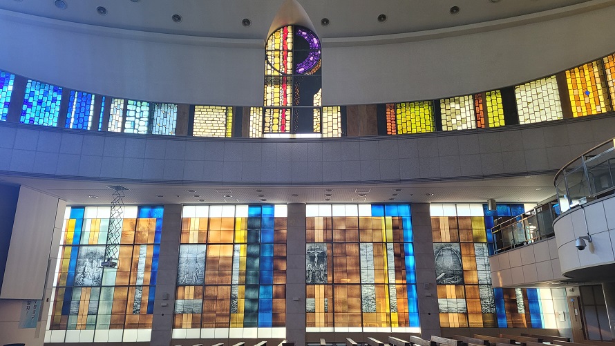 스테인드글라스에 예수님이 태어나시고, 세례받으시고, 십자가에 못박혀 돌아가시고 결국 부활하시는 내용을 그렸습니다.