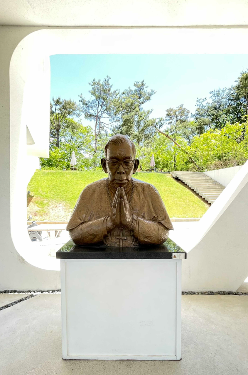 양평 갤러리 카페 카포레 김수환 추기경 조각상