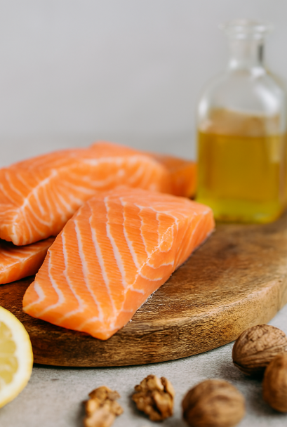 연어 필렛, 호두, 레몬, 오일이 놓여 있는 장면