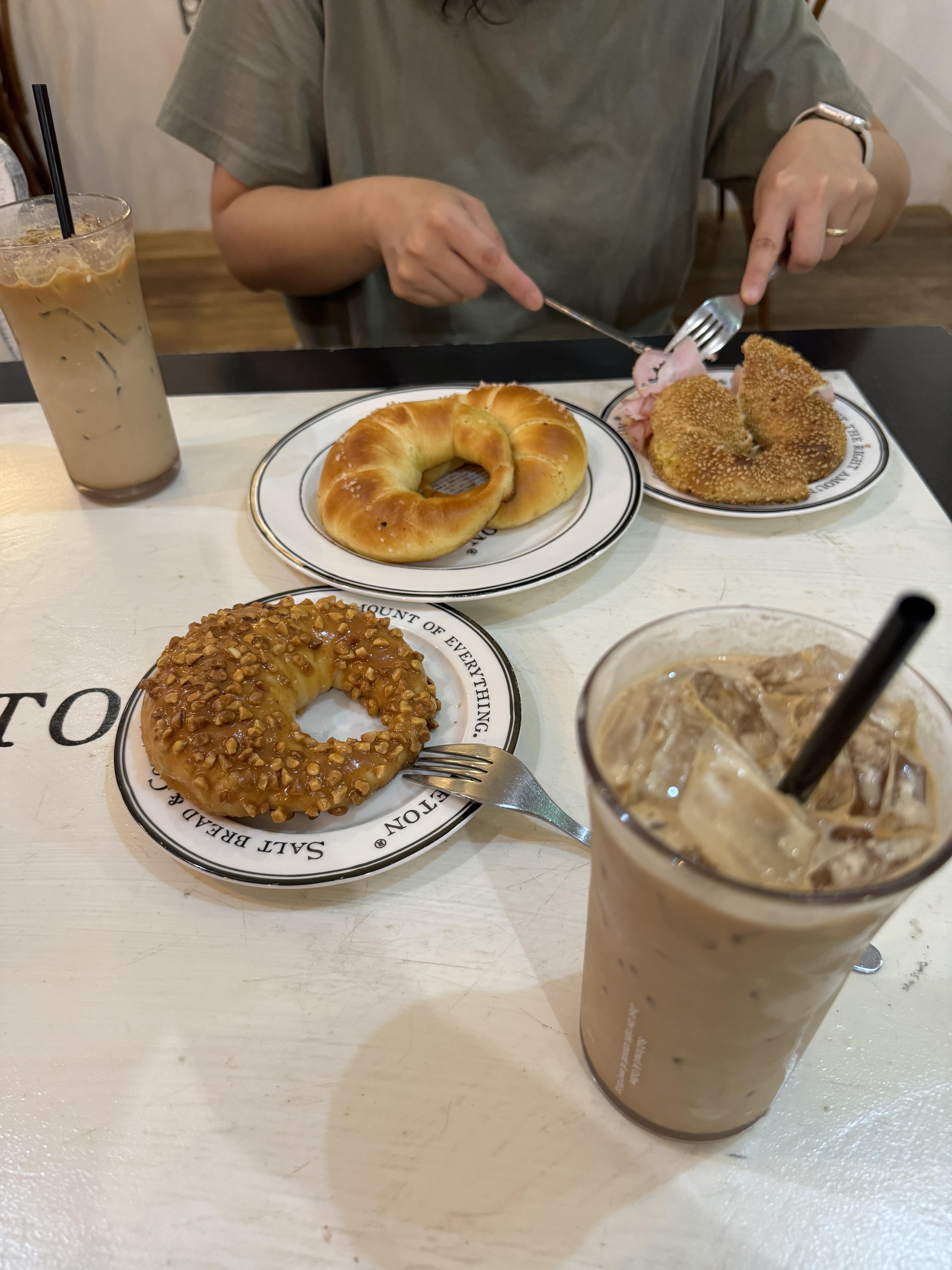 성수-빵집-베통-시식중